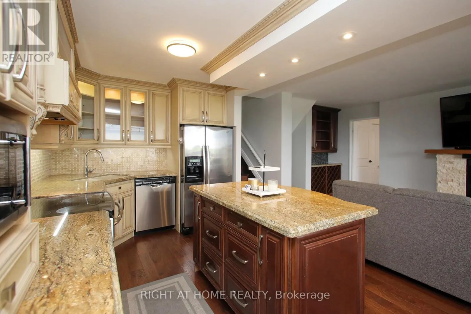 1508 - 11 WINCOTT DRIVE