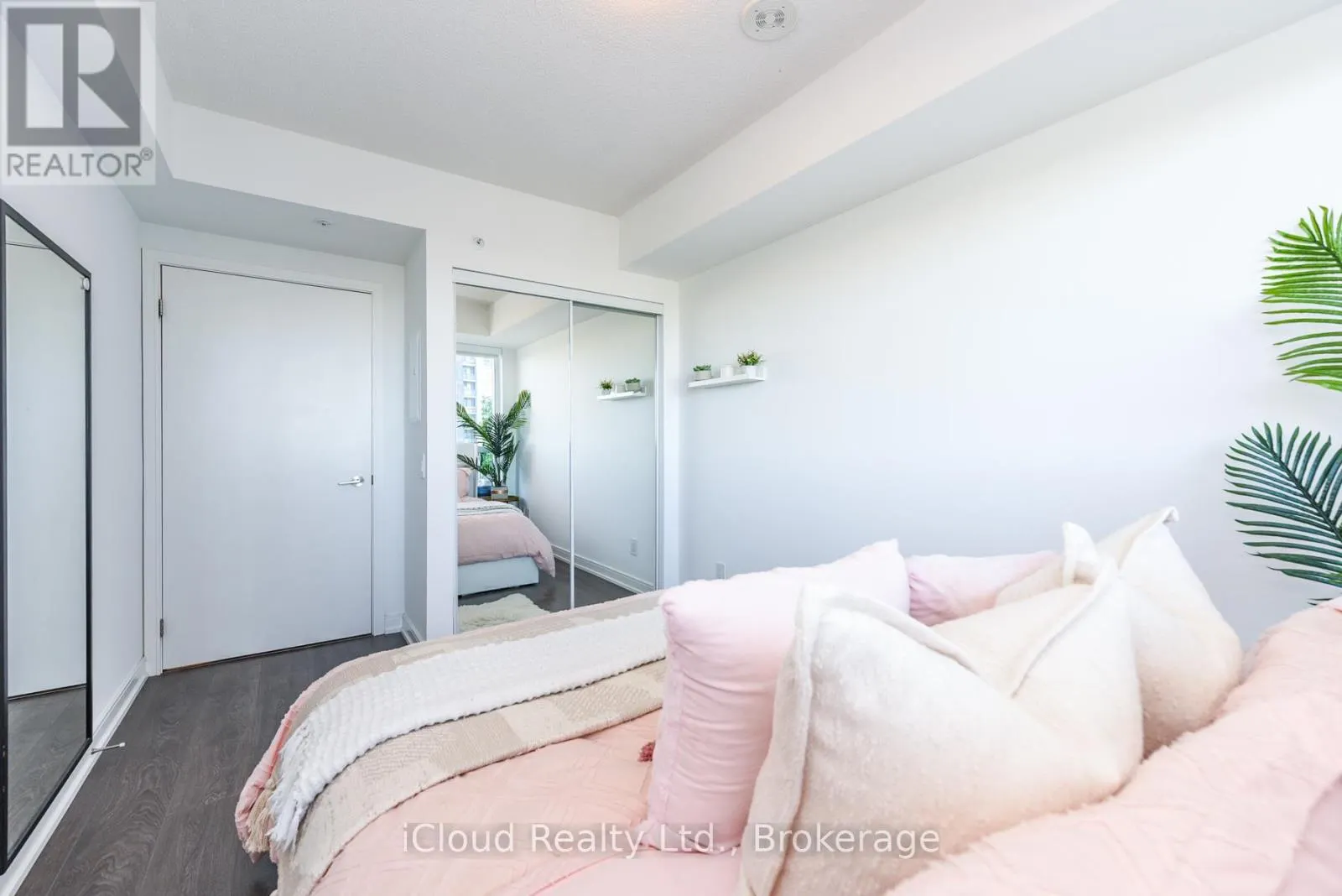 1201 - 30 SAMUEL WOOD WAY
