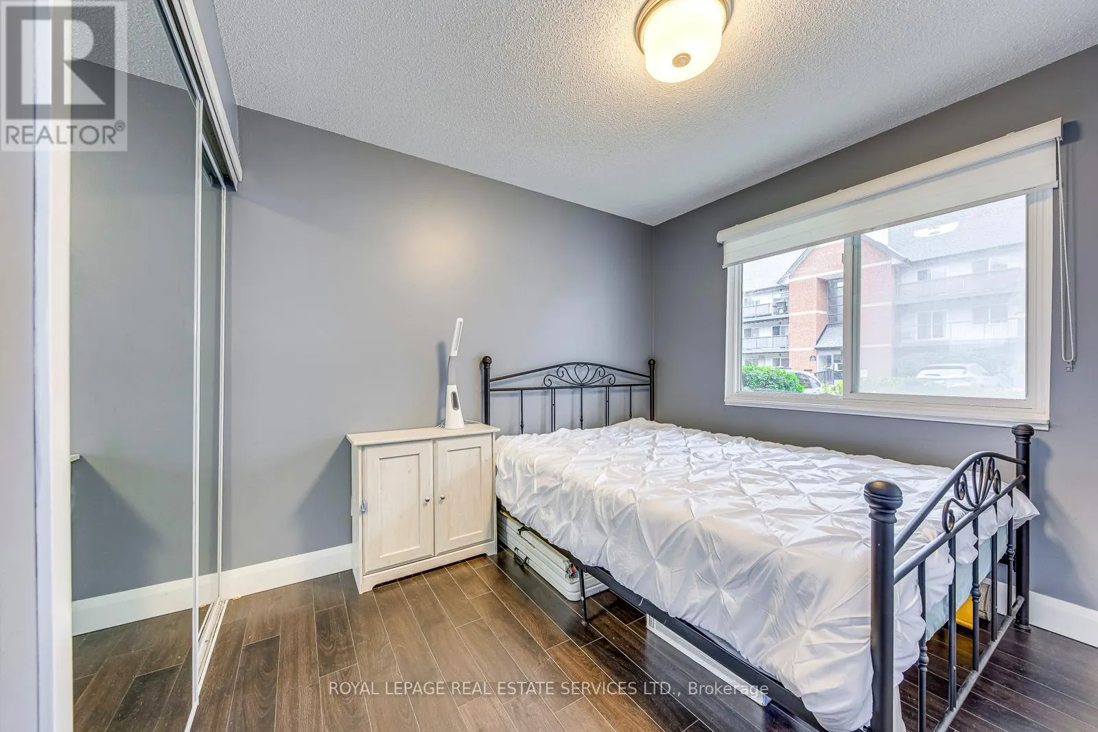 911 - 1450 GLEN ABBEY GATE