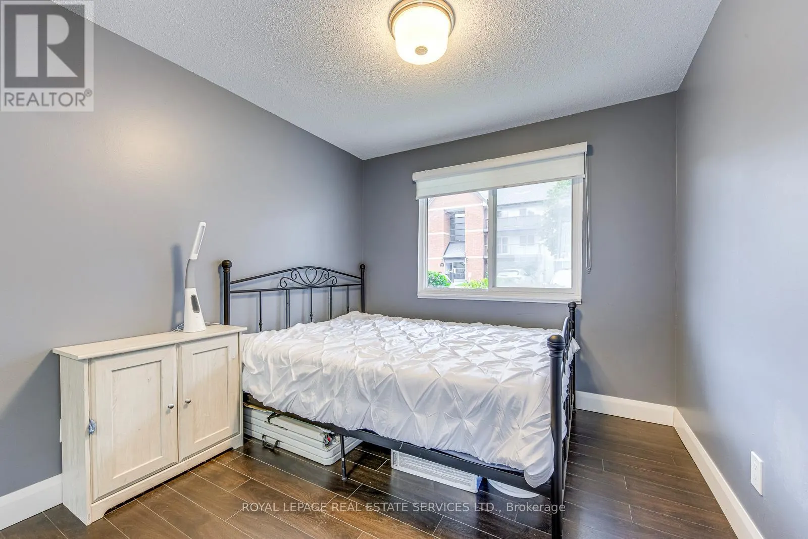 911 - 1450 GLEN ABBEY GATE