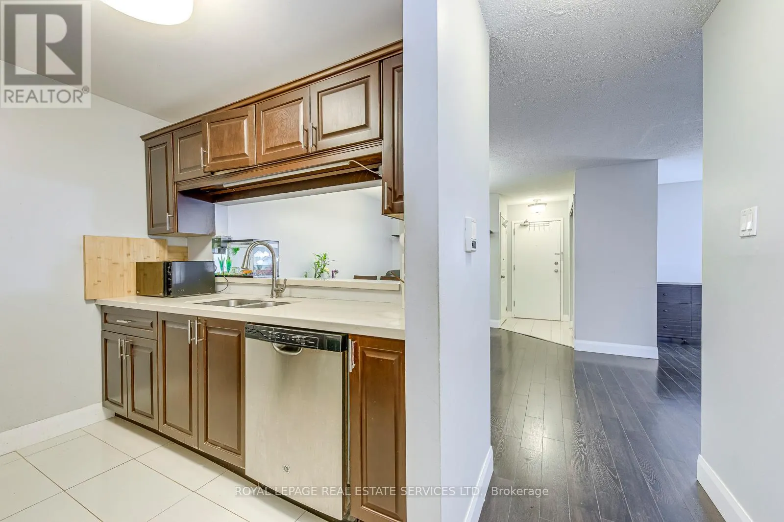 911 - 1450 GLEN ABBEY GATE