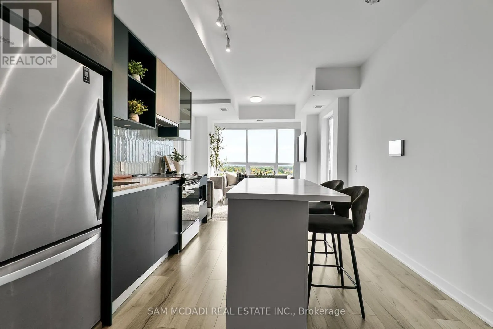 722 - 405 DUNDAS STREET W