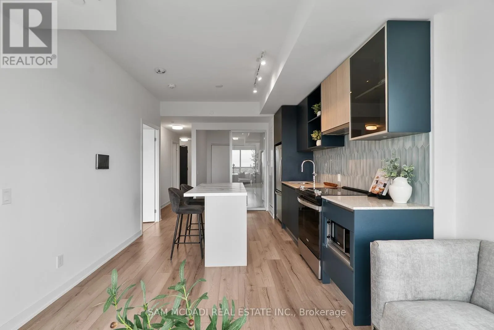 722 - 405 DUNDAS STREET W