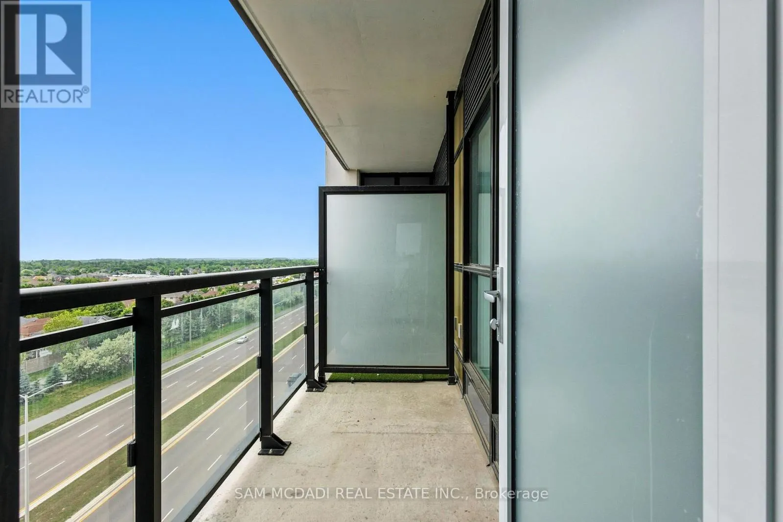 722 - 405 DUNDAS STREET W