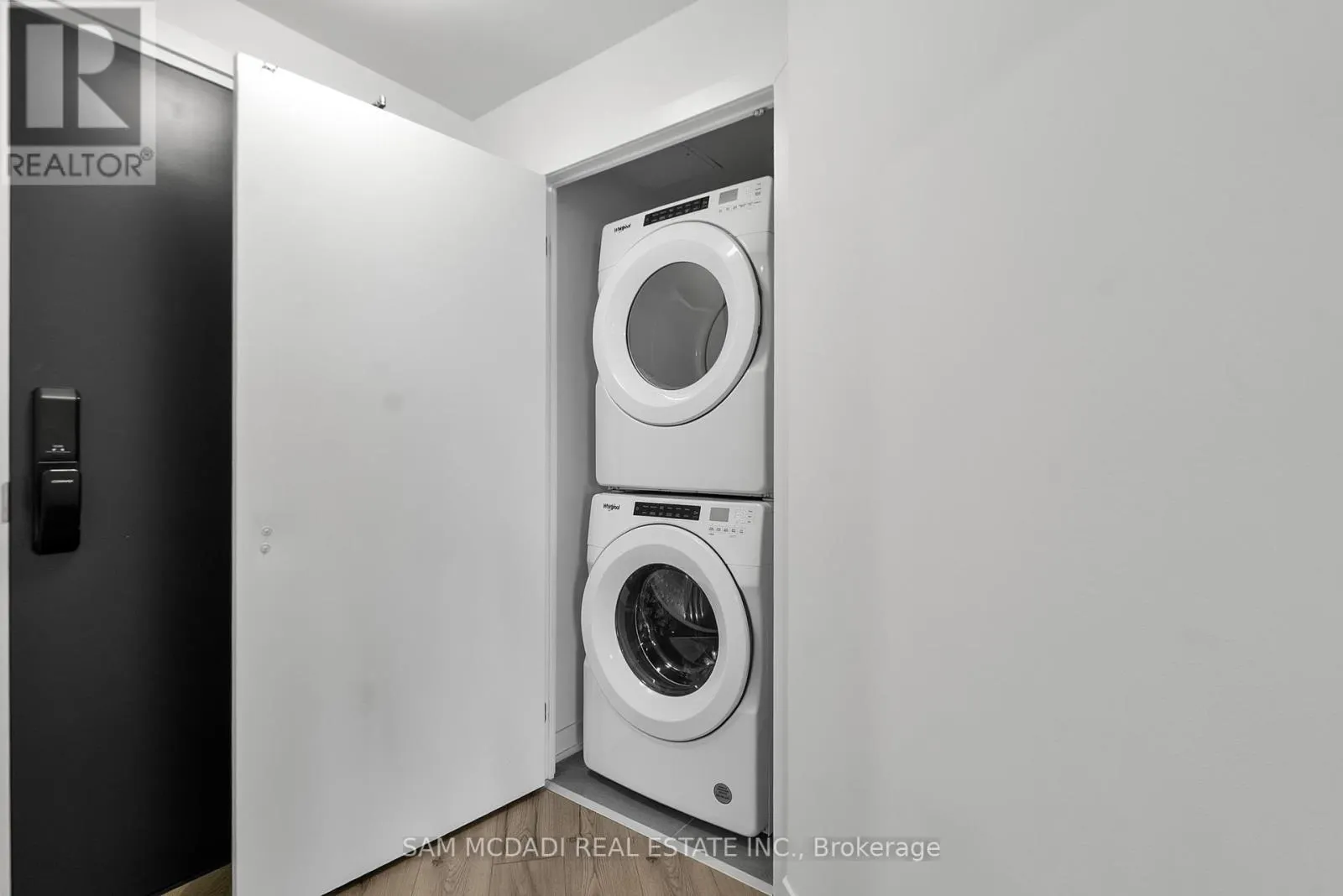 722 - 405 DUNDAS STREET W