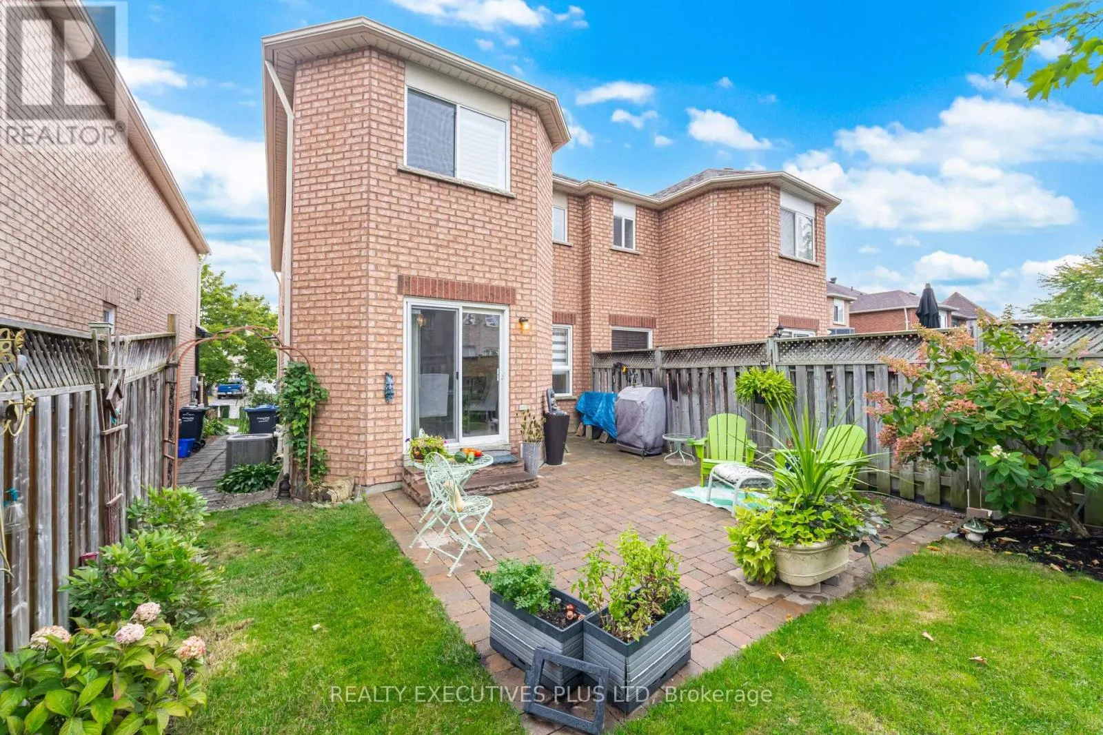 12 MANORWOOD COURT
