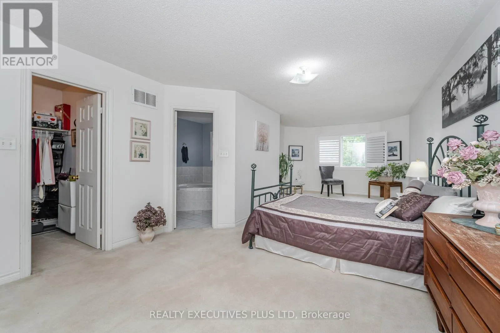 12 MANORWOOD COURT
