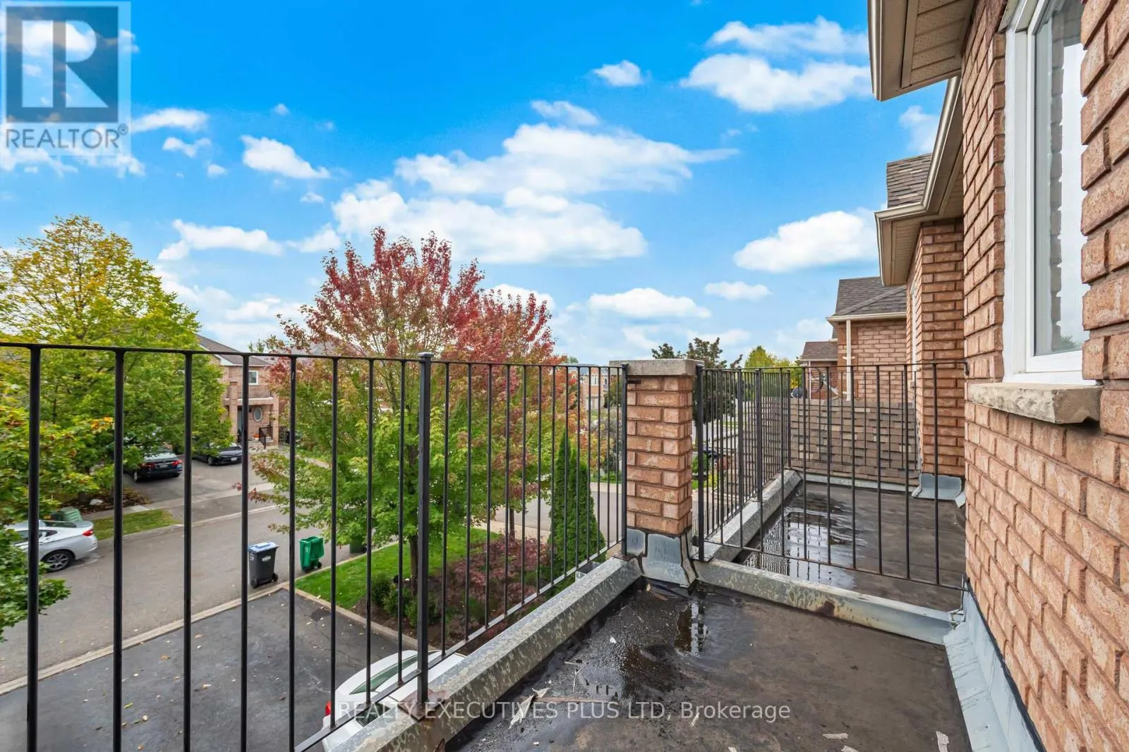12 MANORWOOD COURT
