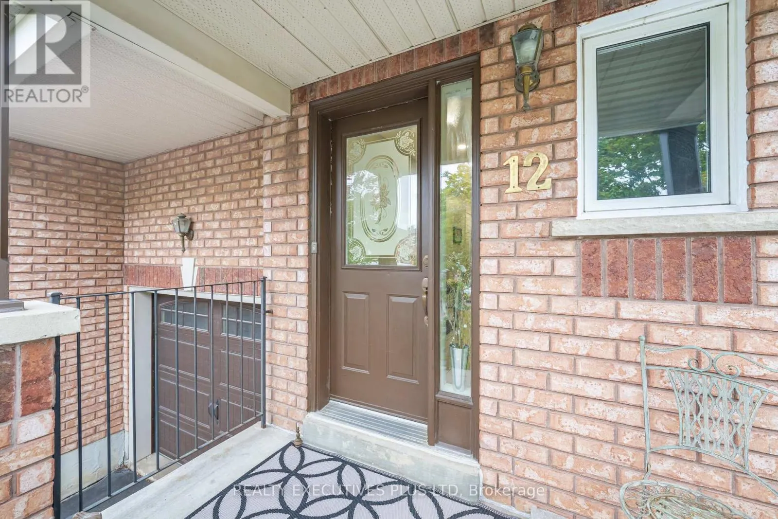 12 MANORWOOD COURT