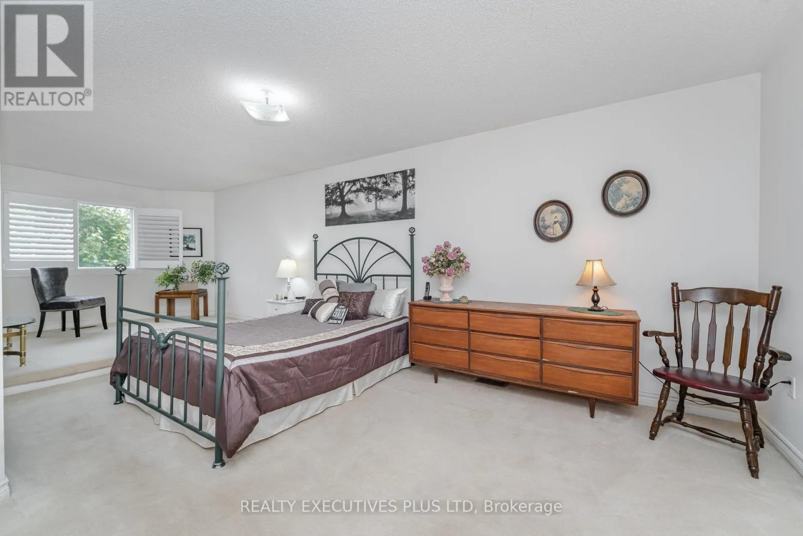 12 MANORWOOD COURT