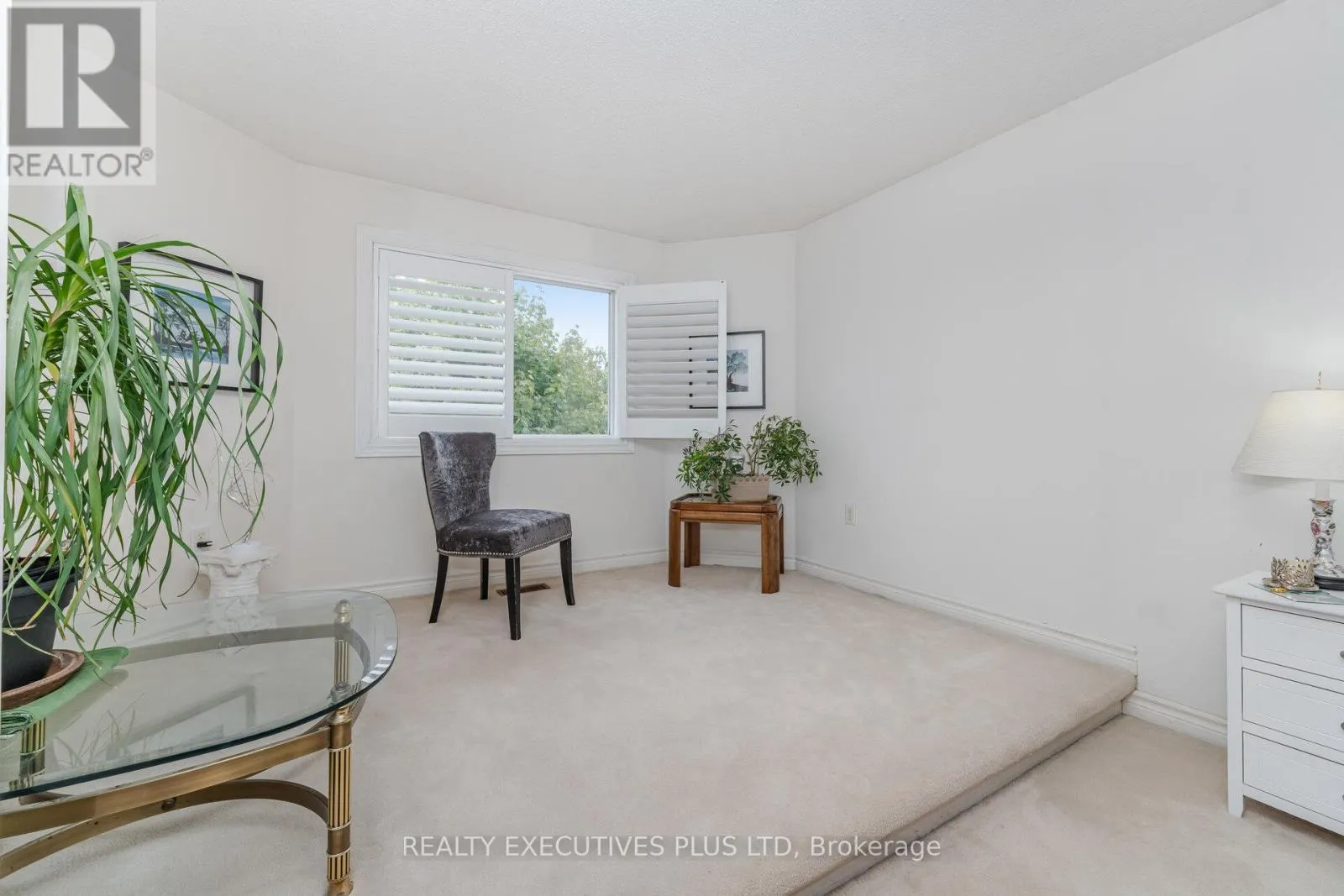 12 MANORWOOD COURT