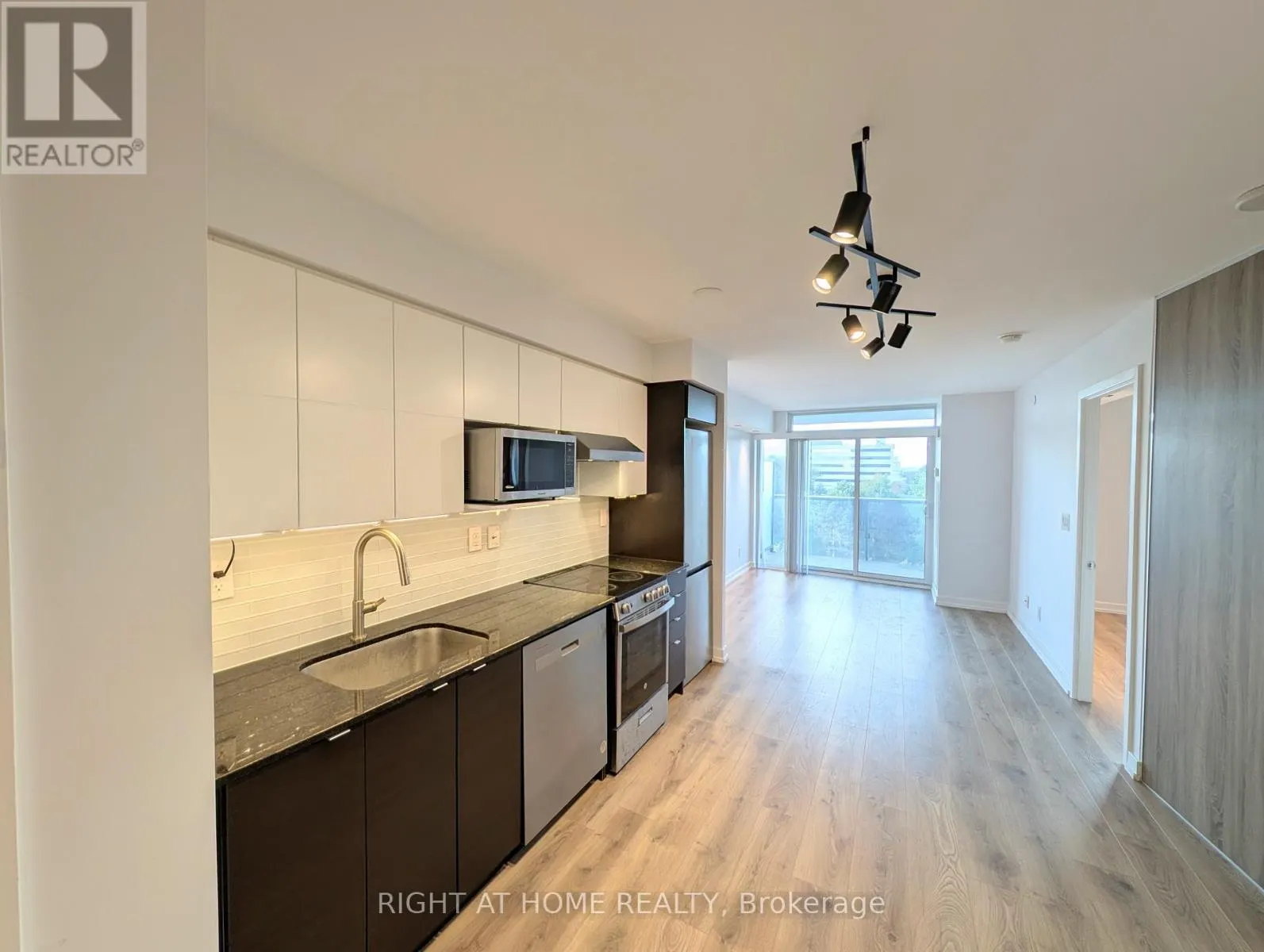 608 - 160 FLEMINGTON ROAD