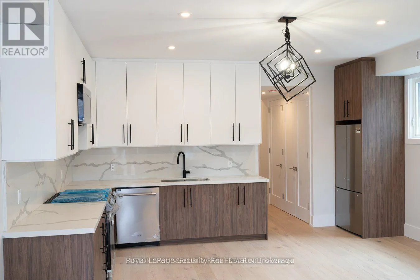 MAIN FLOOR - 411 BLACKTHORN AVENUE