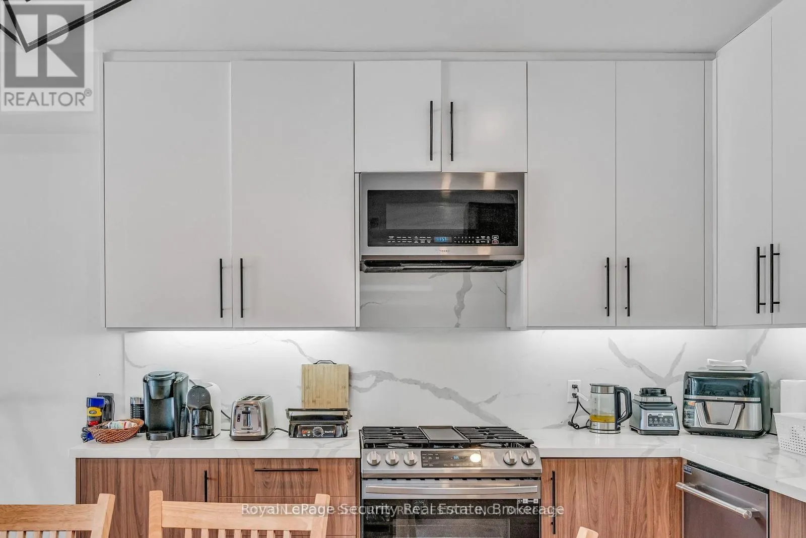 MAIN FLOOR - 411 BLACKTHORN AVENUE