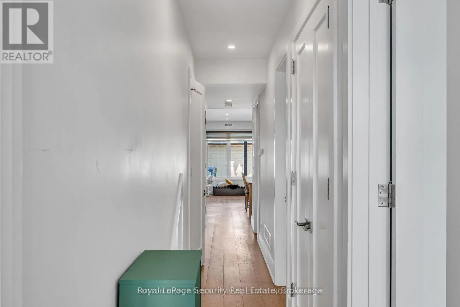 MAIN FLOOR - 411 BLACKTHORN AVENUE