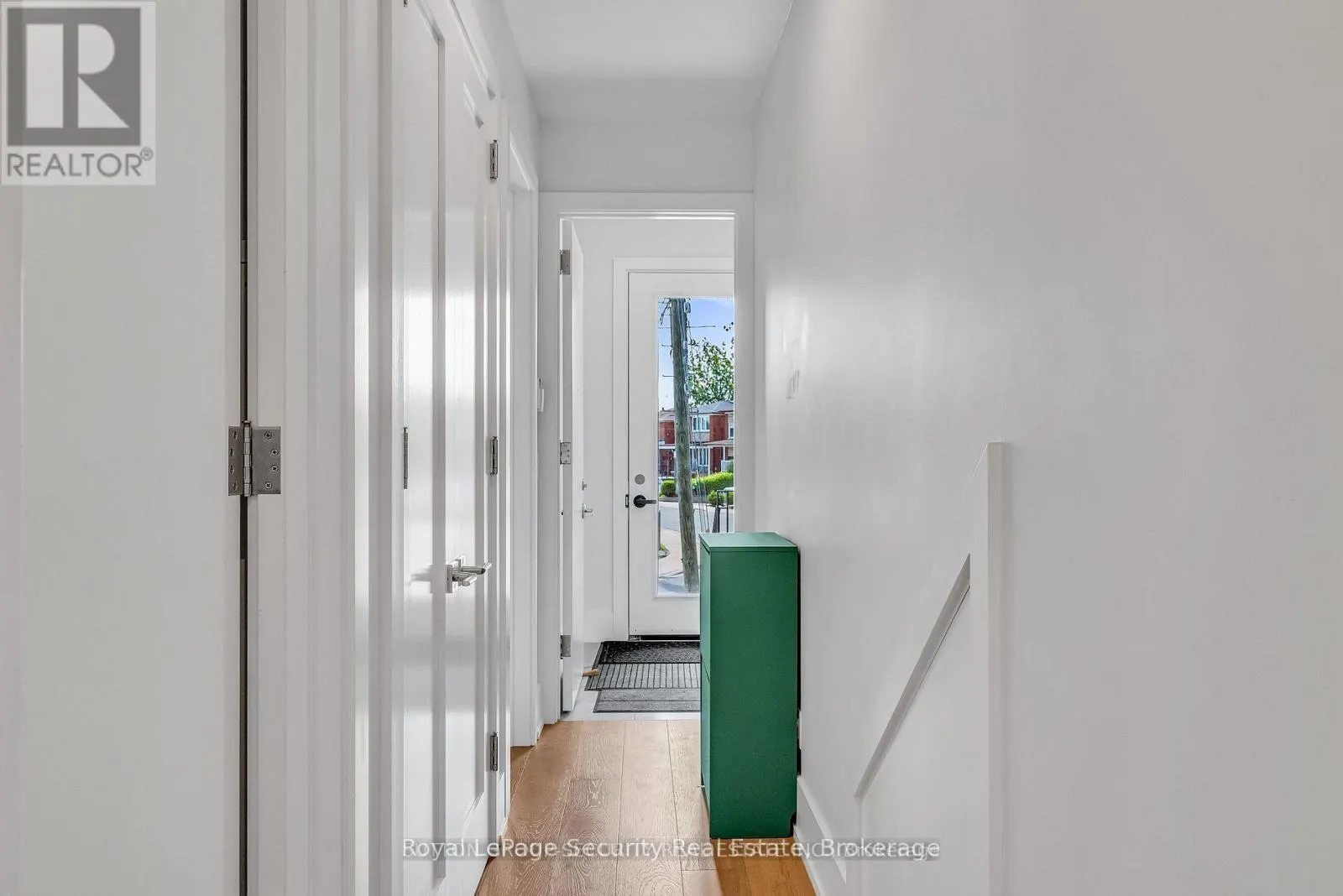 MAIN FLOOR - 411 BLACKTHORN AVENUE