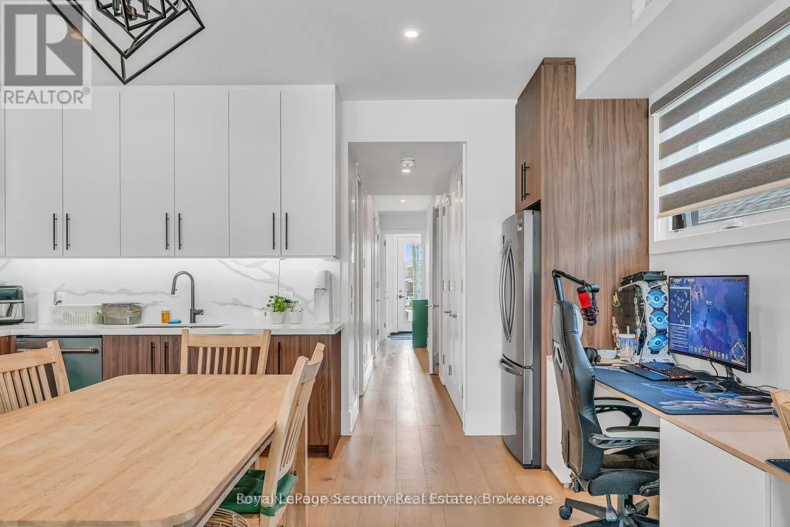 MAIN FLOOR - 411 BLACKTHORN AVENUE