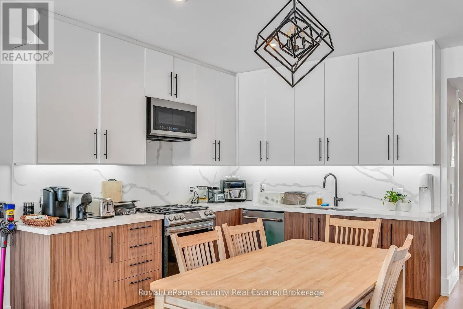 MAIN FLOOR - 411 BLACKTHORN AVENUE