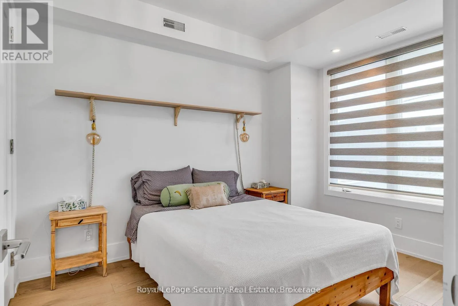 MAIN FLOOR - 411 BLACKTHORN AVENUE