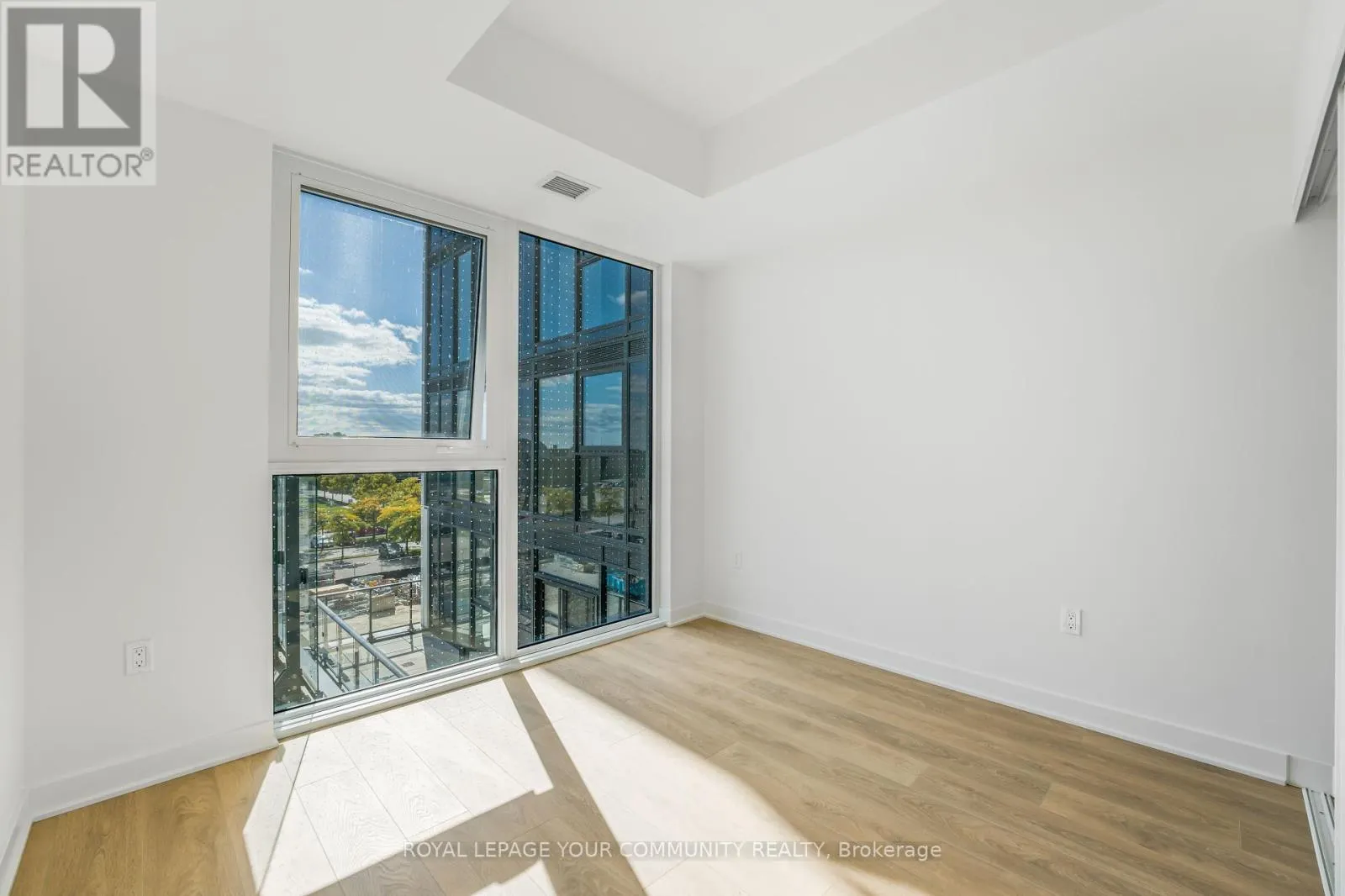 308 - 1037 THE QUEENSWAY