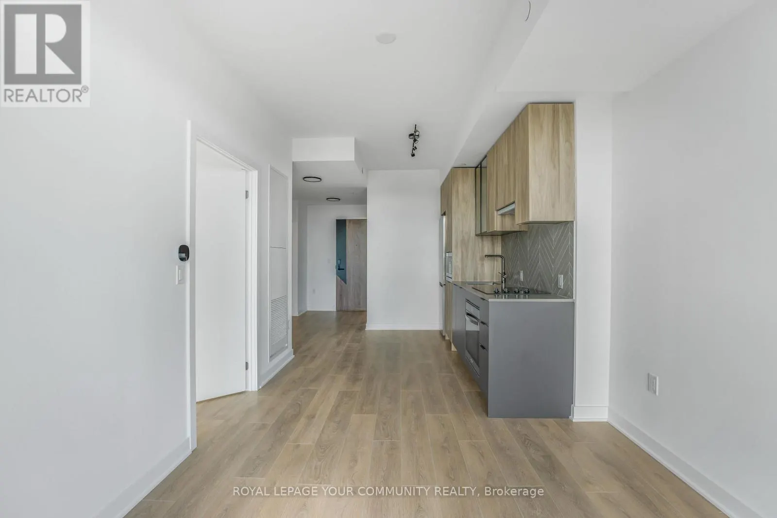 308 - 1037 THE QUEENSWAY