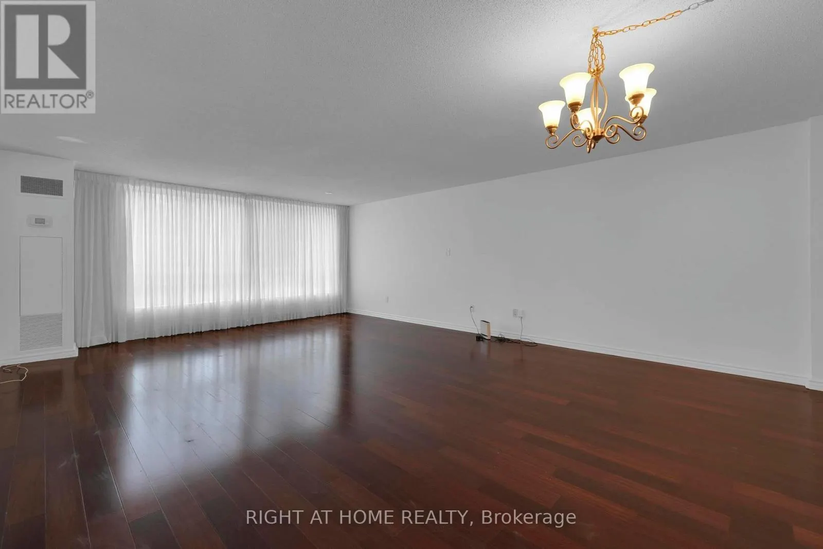 205 - 3650 KANEFF CRESCENT