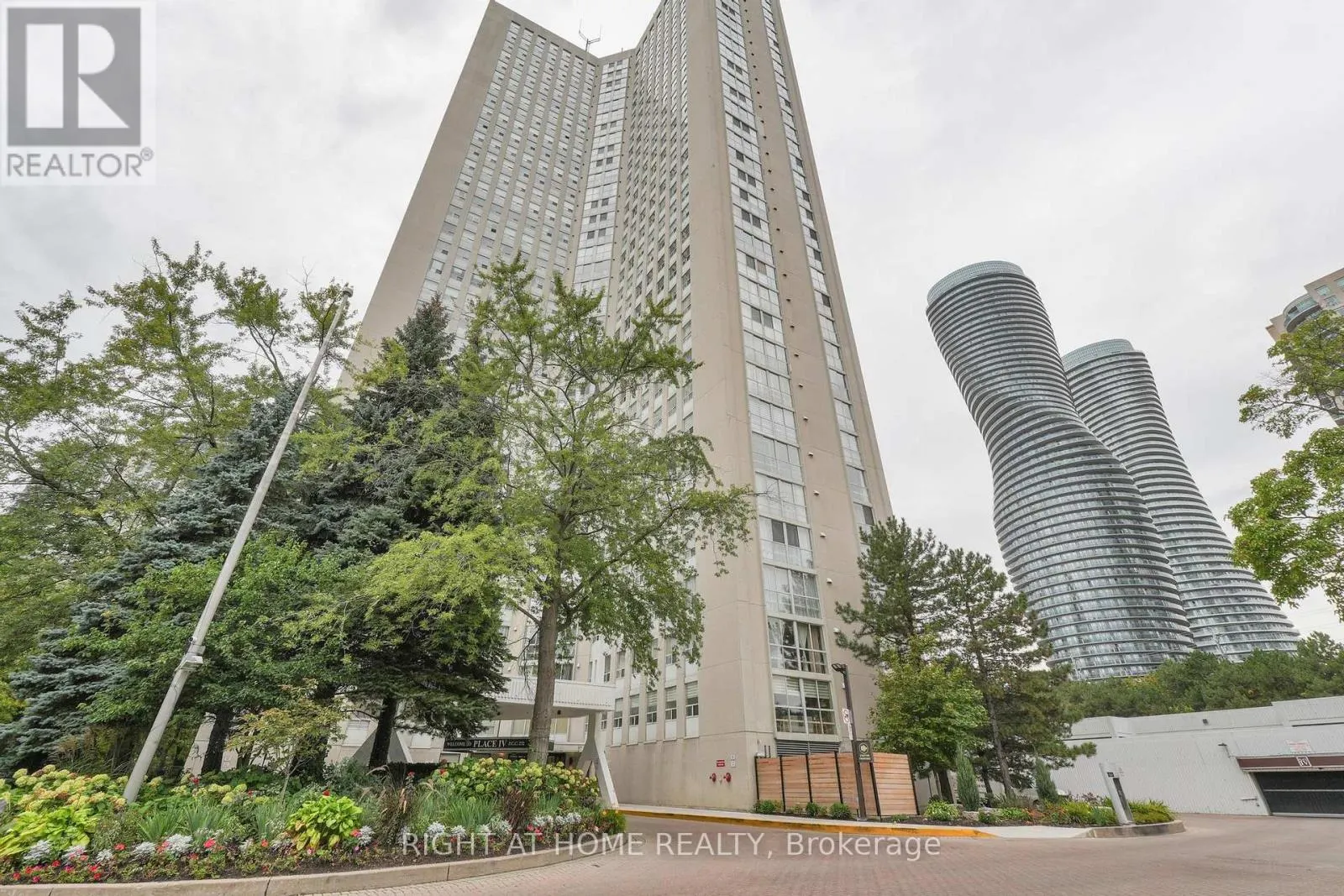 205 - 3650 KANEFF CRESCENT