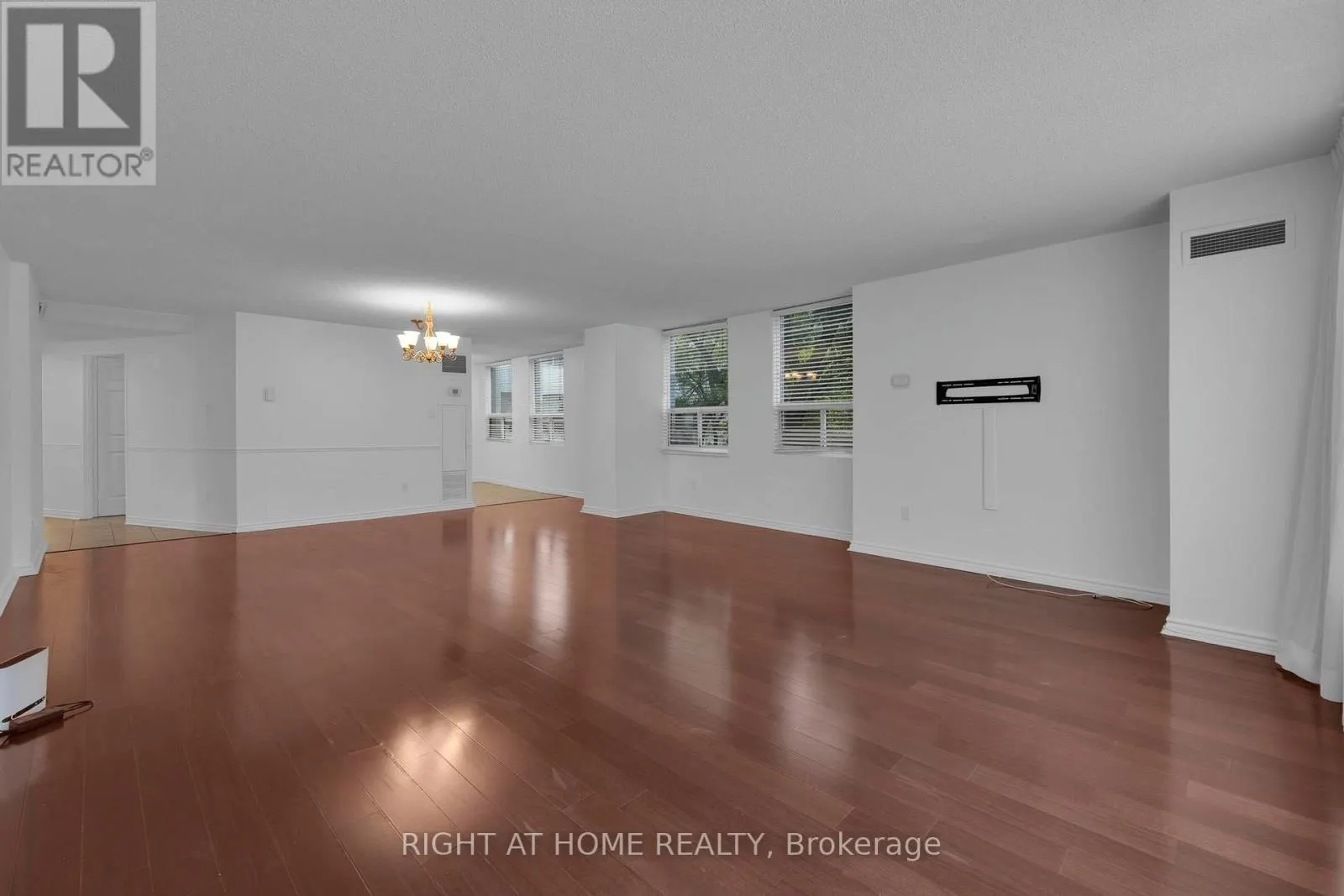 205 - 3650 KANEFF CRESCENT