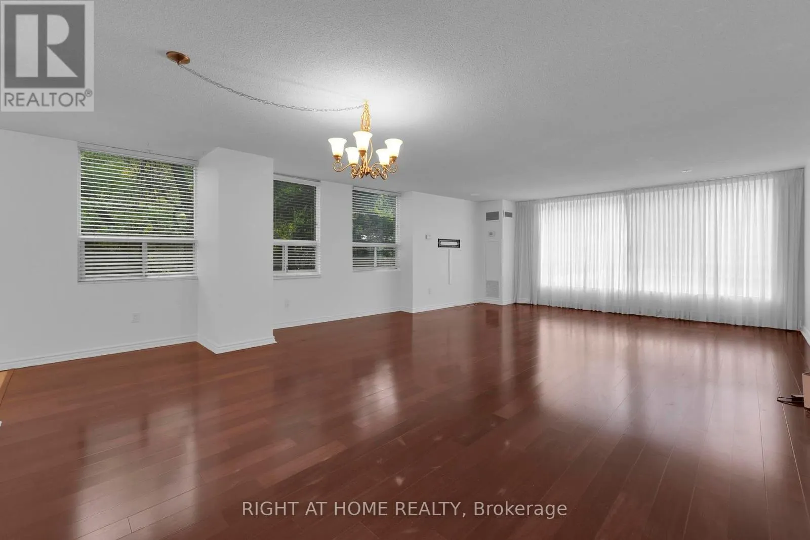 205 - 3650 KANEFF CRESCENT