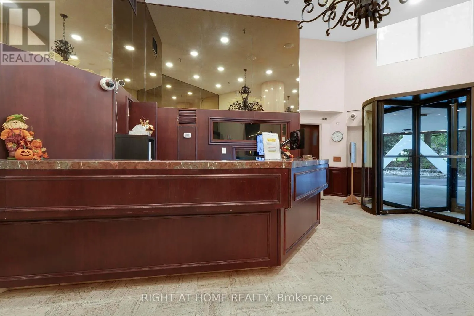 205 - 3650 KANEFF CRESCENT