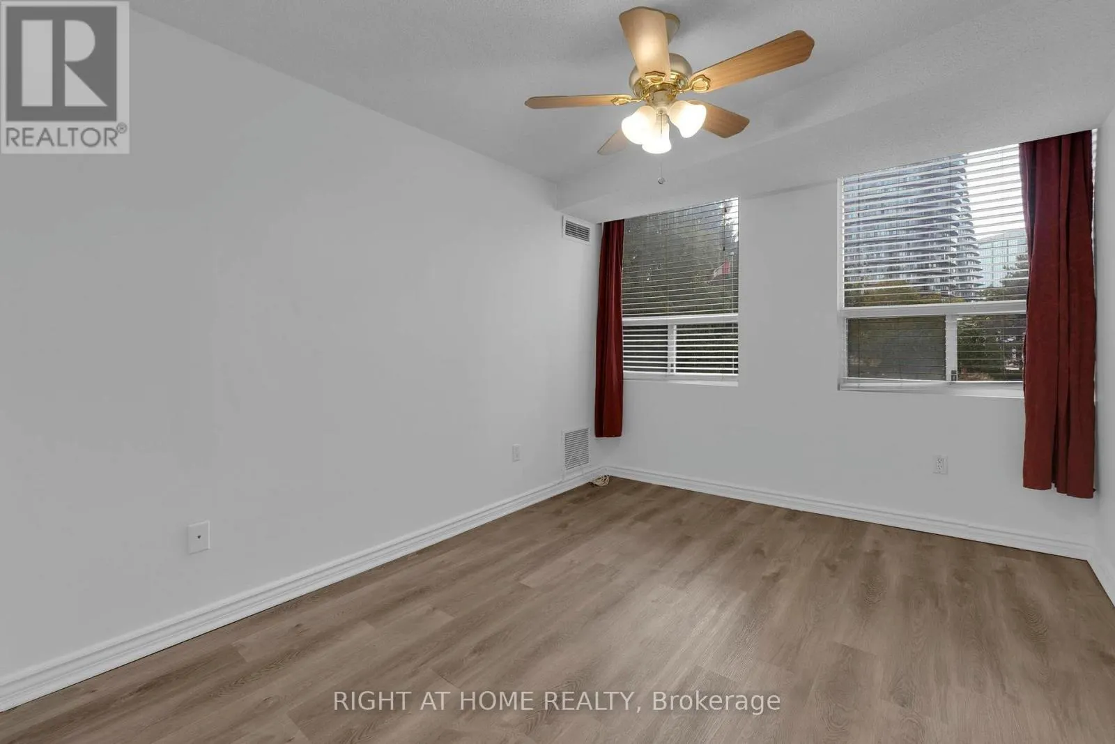 205 - 3650 KANEFF CRESCENT
