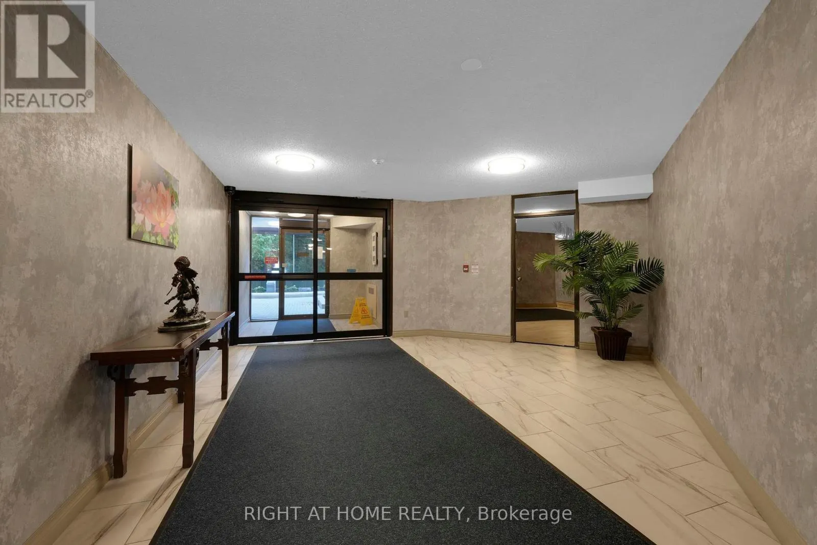 205 - 3650 KANEFF CRESCENT