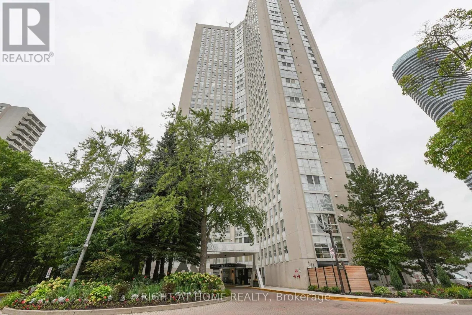 205 - 3650 KANEFF CRESCENT