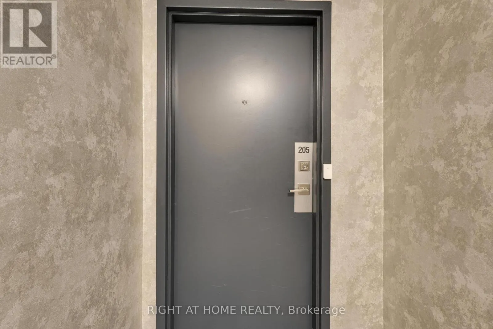 205 - 3650 KANEFF CRESCENT