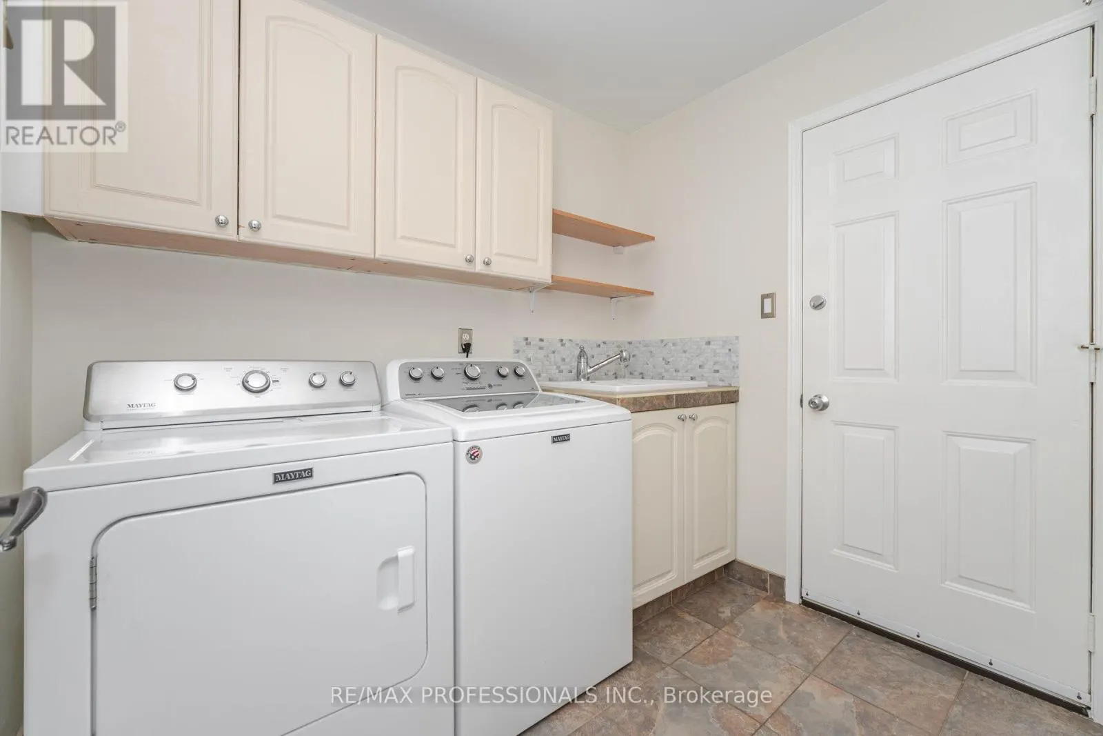 6 CAIRNMORE COURT