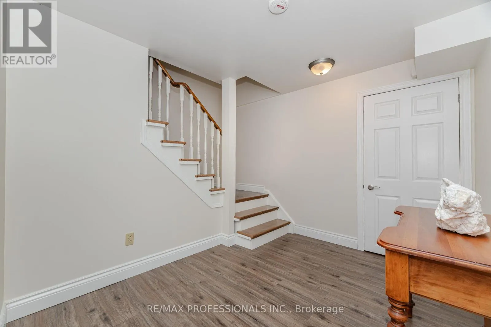 6 CAIRNMORE COURT