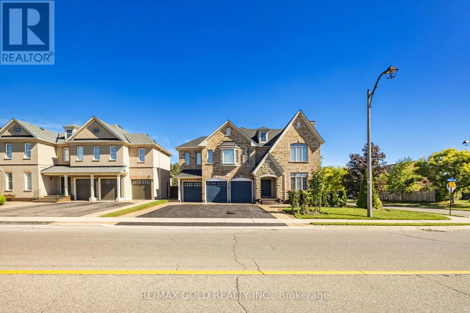 19 EIFFEL BOULEVARD N