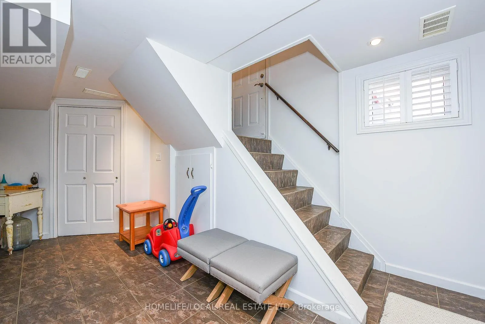 570 EXBURY CRESCENT