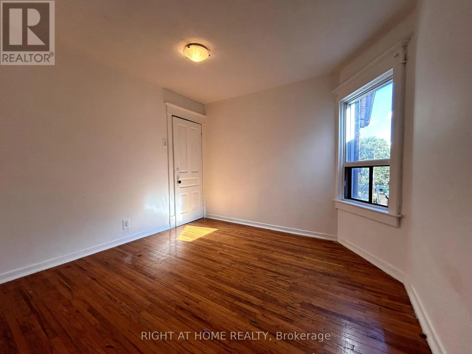 2 - 1039 OSSINGTON AVENUE W