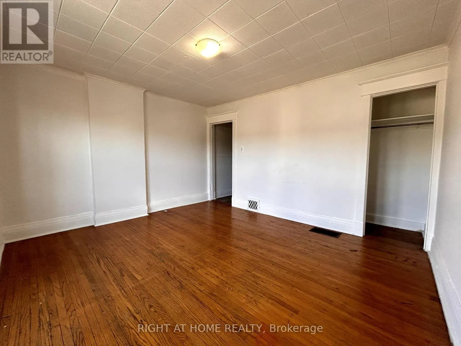 2 - 1039 OSSINGTON AVENUE W