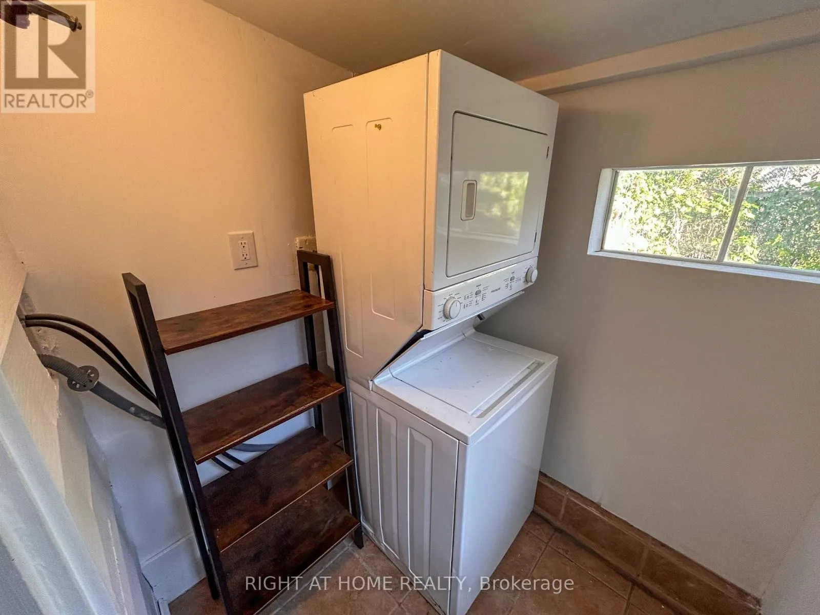 2 - 1039 OSSINGTON AVENUE W