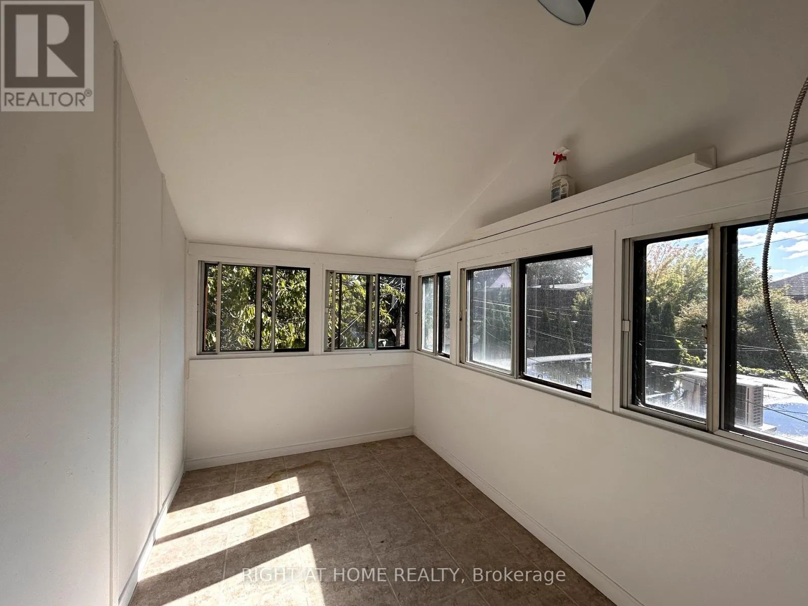 2 - 1039 OSSINGTON AVENUE W