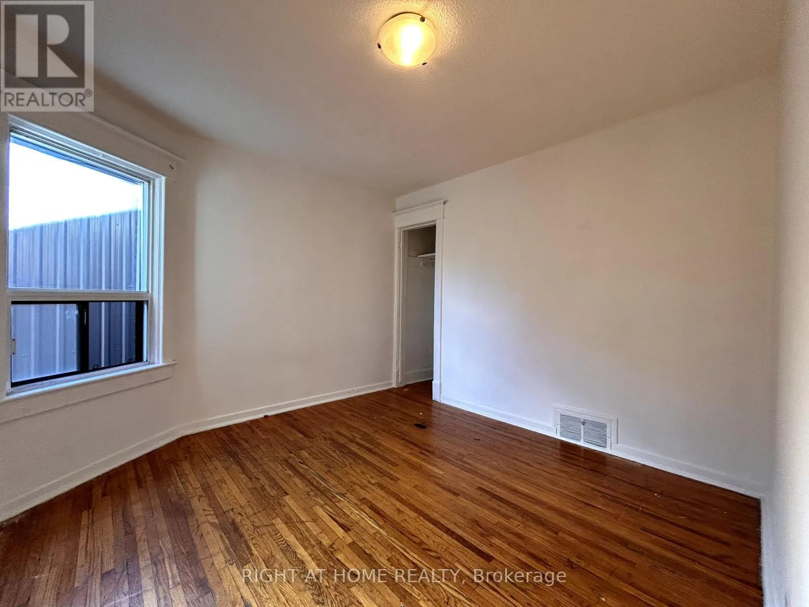 2 - 1039 OSSINGTON AVENUE W