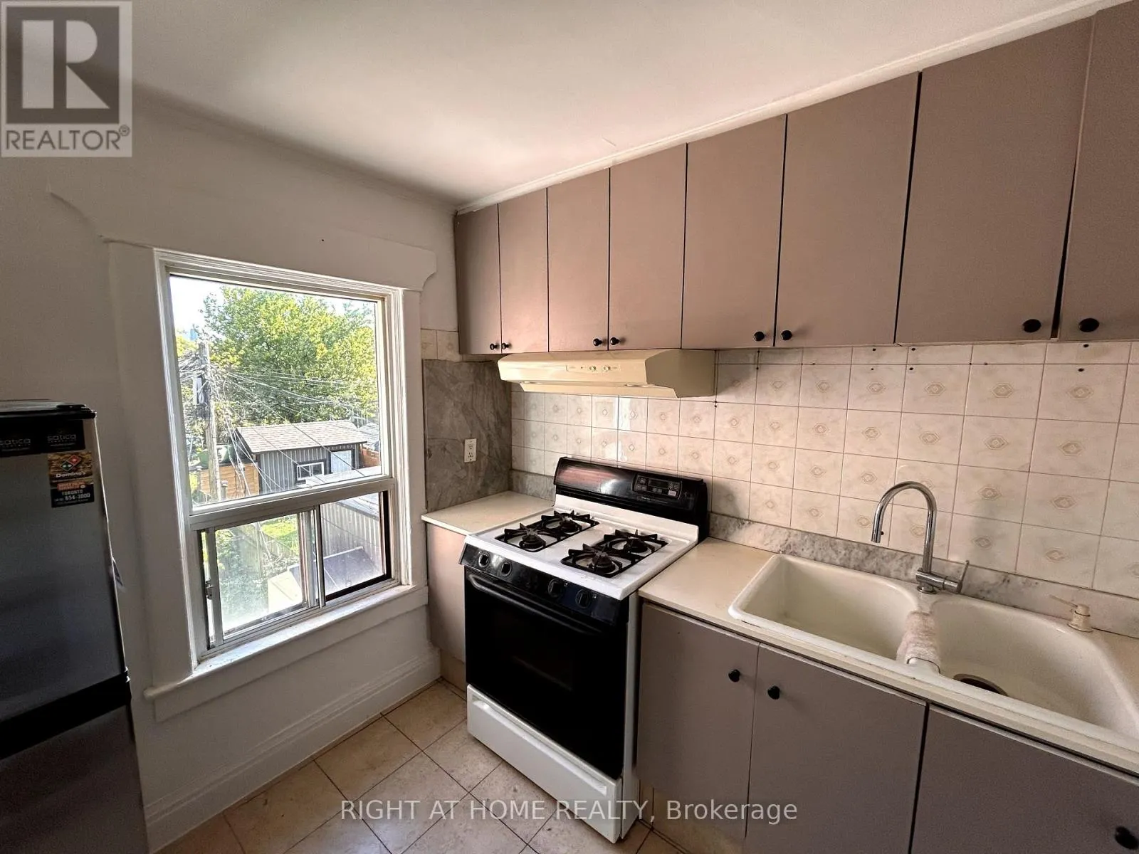 2 - 1039 OSSINGTON AVENUE W