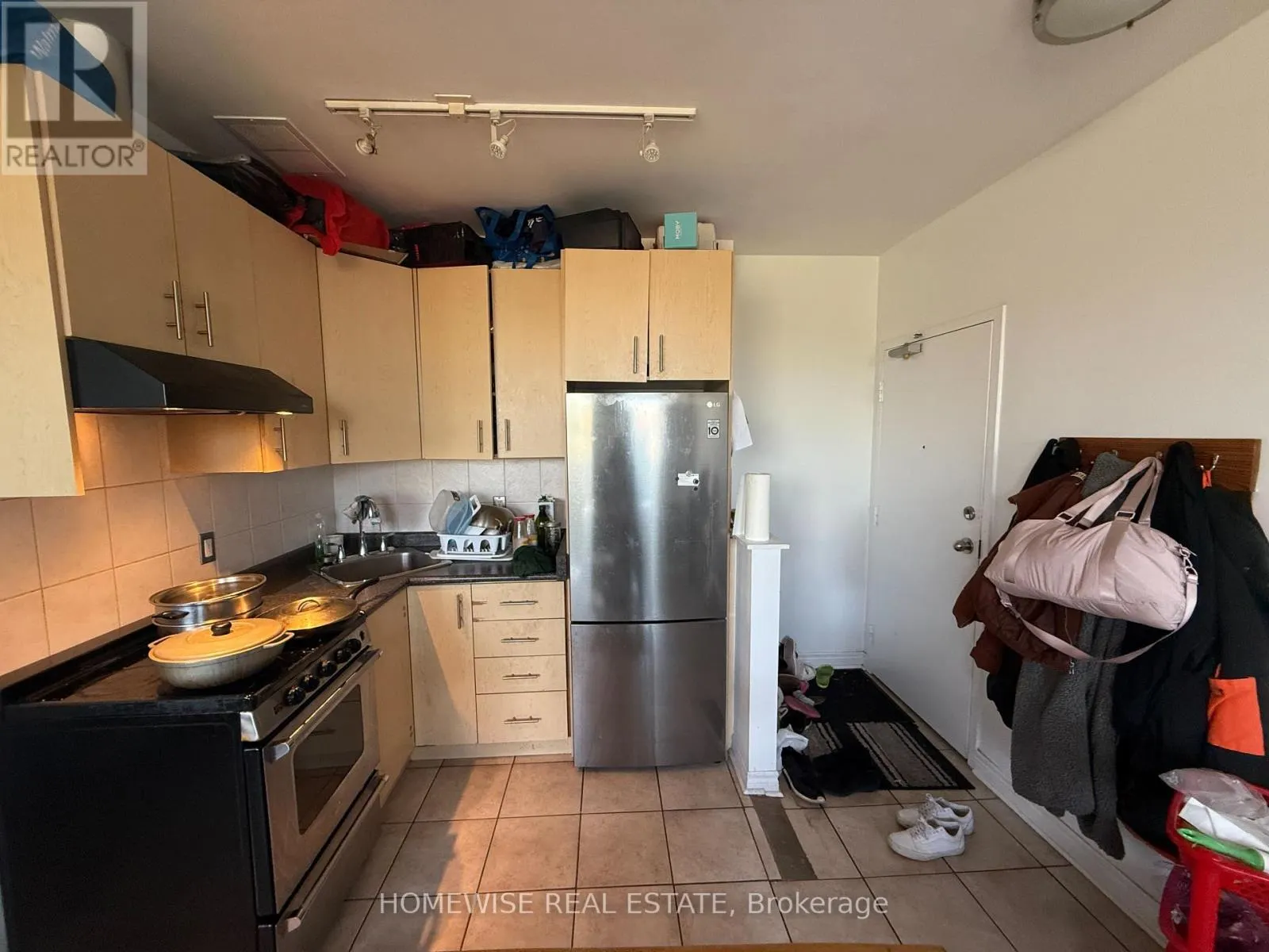 7 - 3635 DUNDAS STREET W