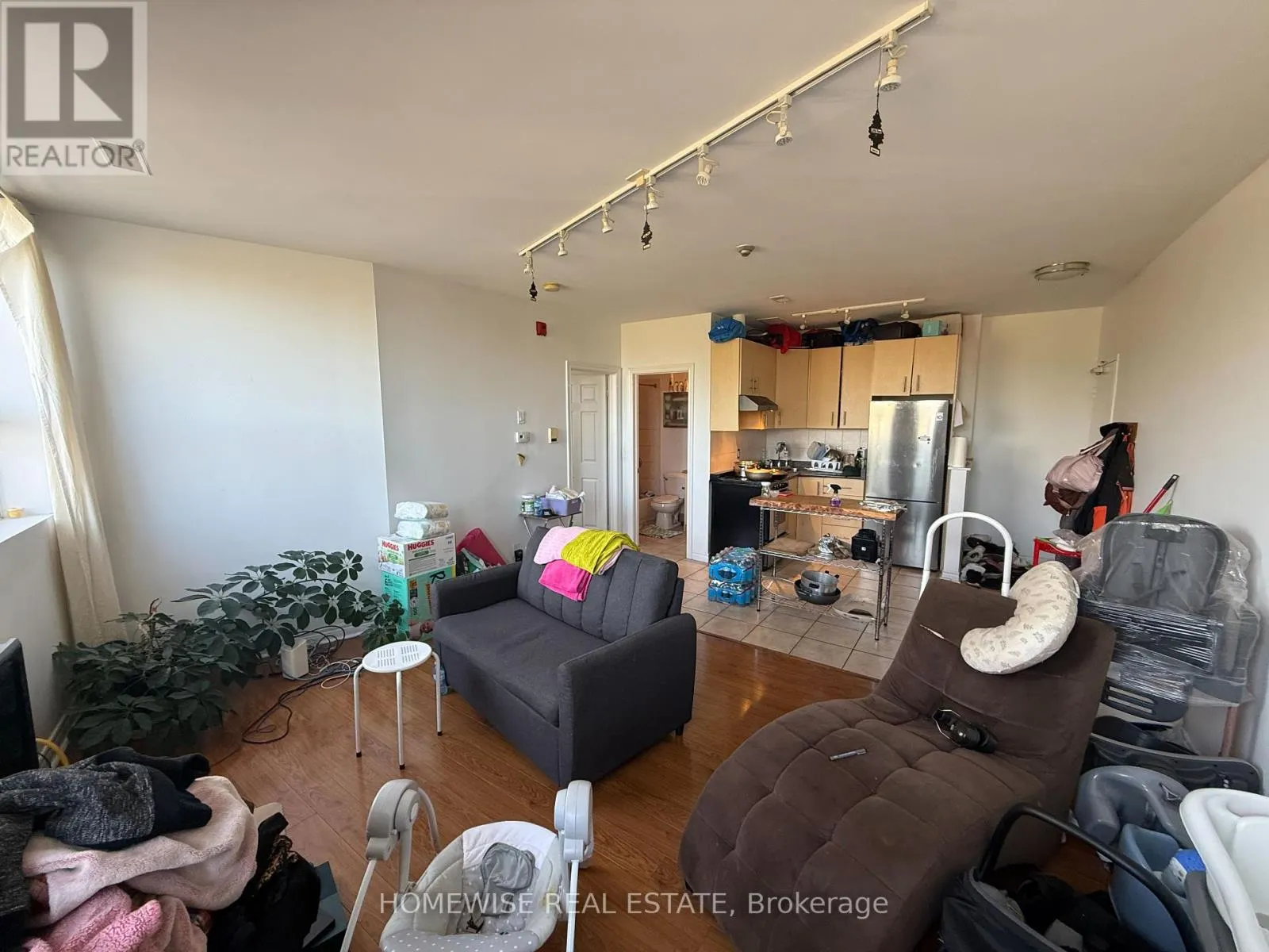 7 - 3635 DUNDAS STREET W