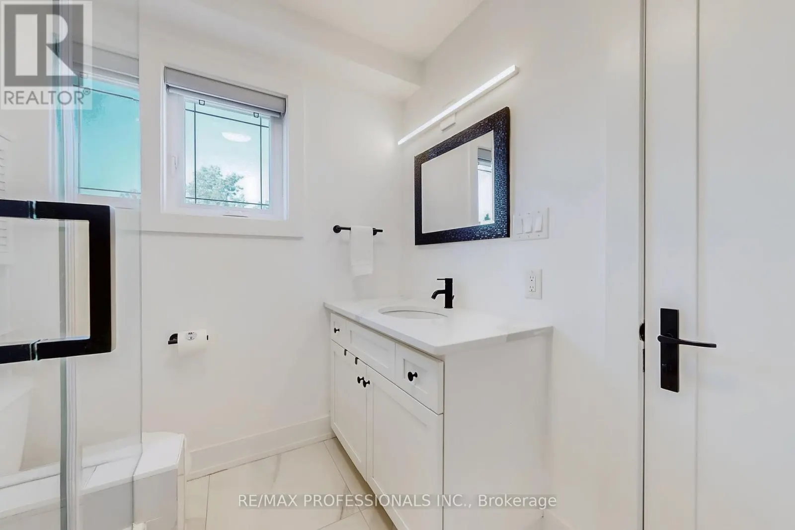 4 MARTIN GROVE ROAD