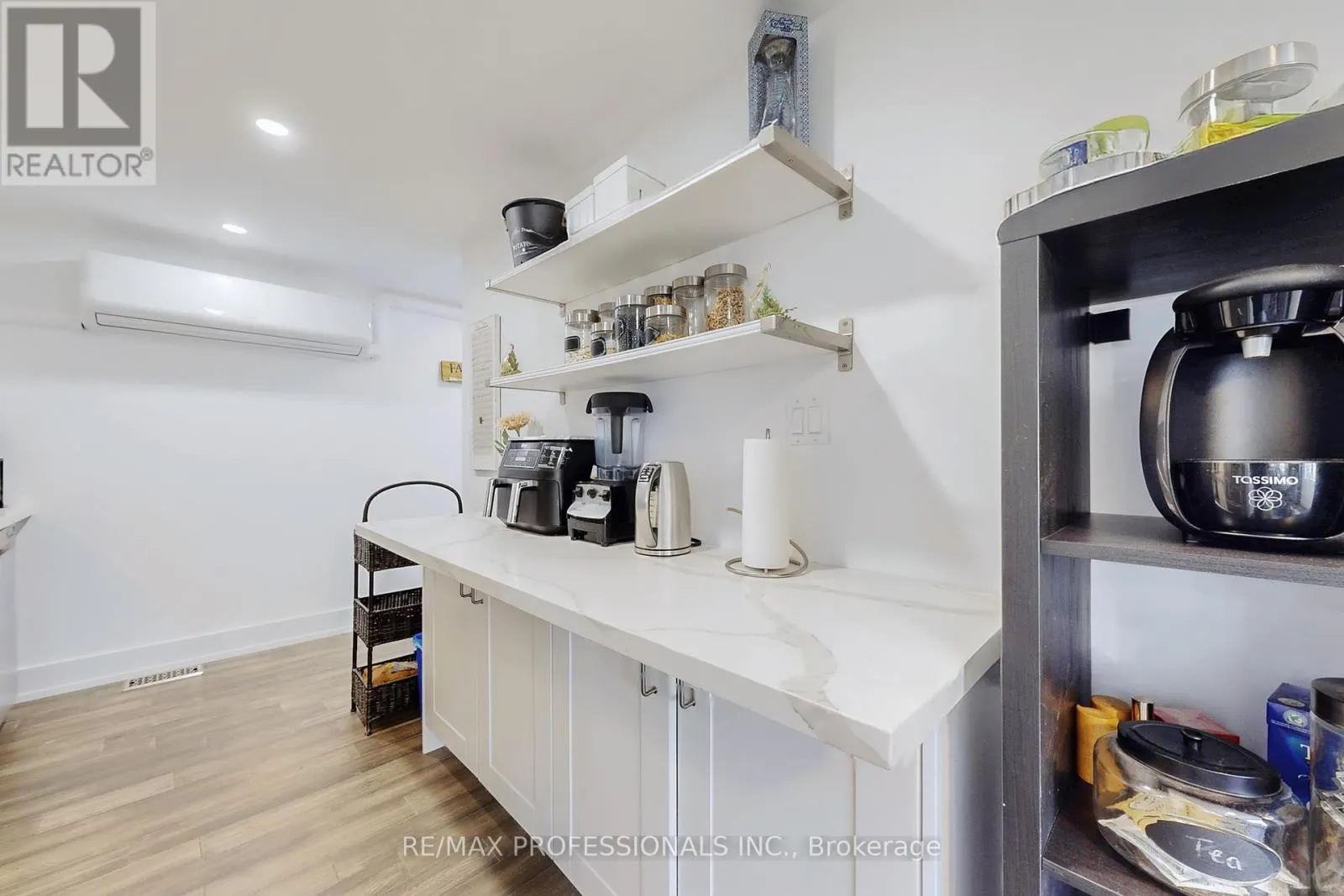 4 MARTIN GROVE ROAD