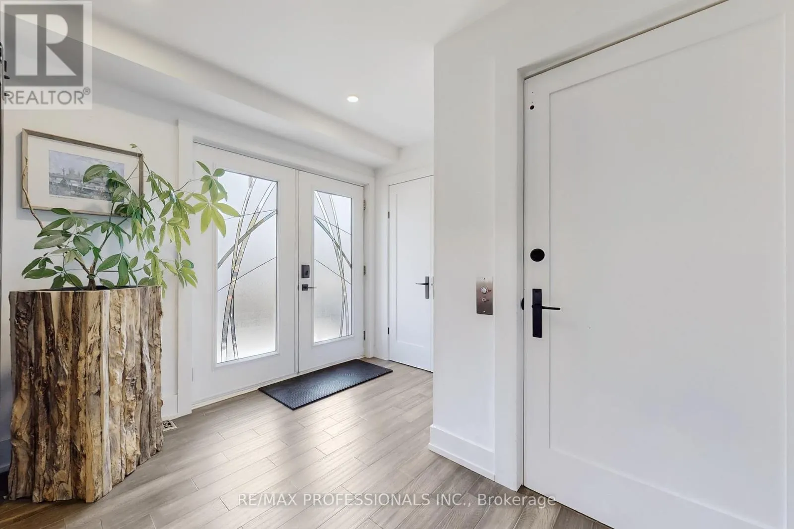 4 MARTIN GROVE ROAD