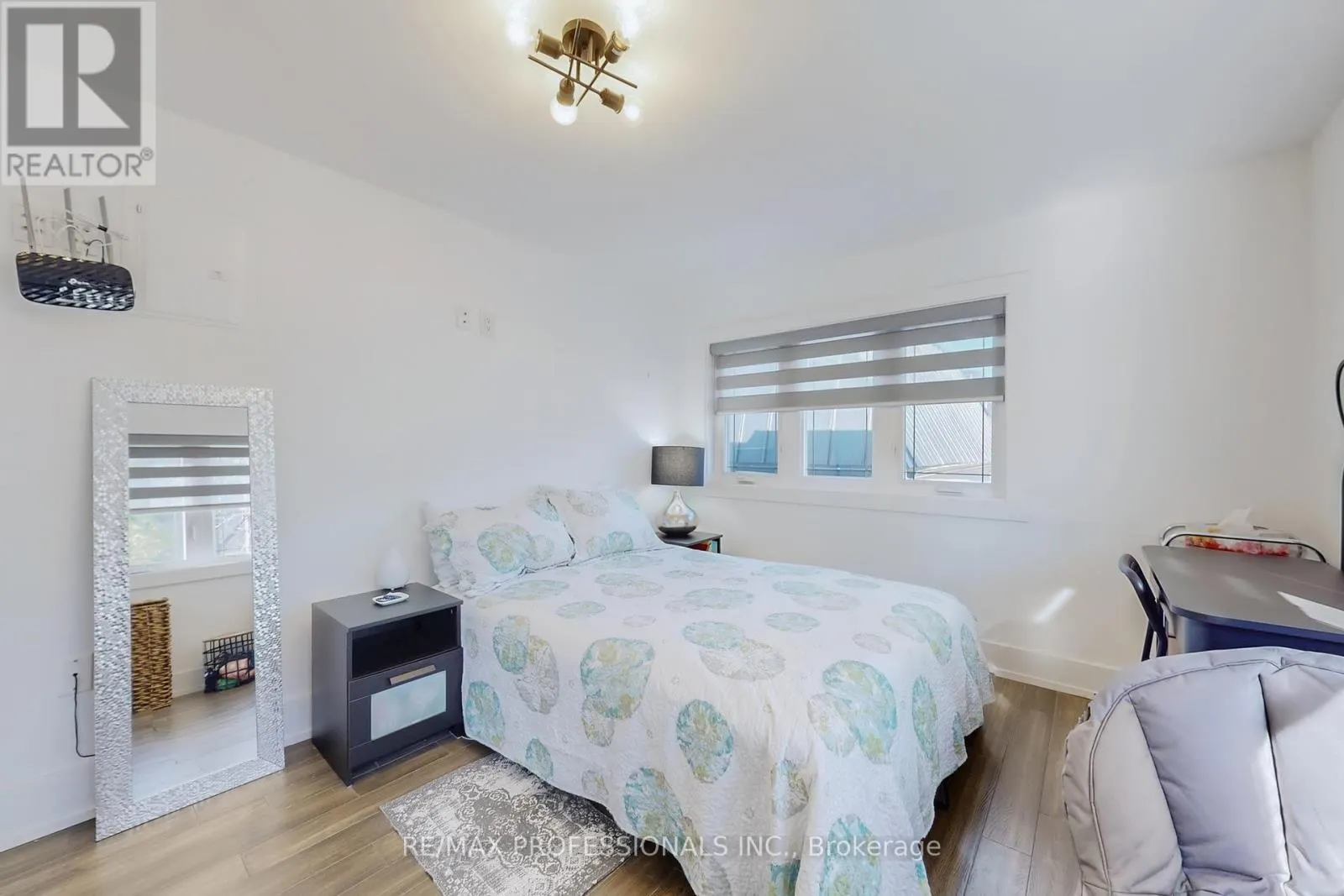 4 MARTIN GROVE ROAD